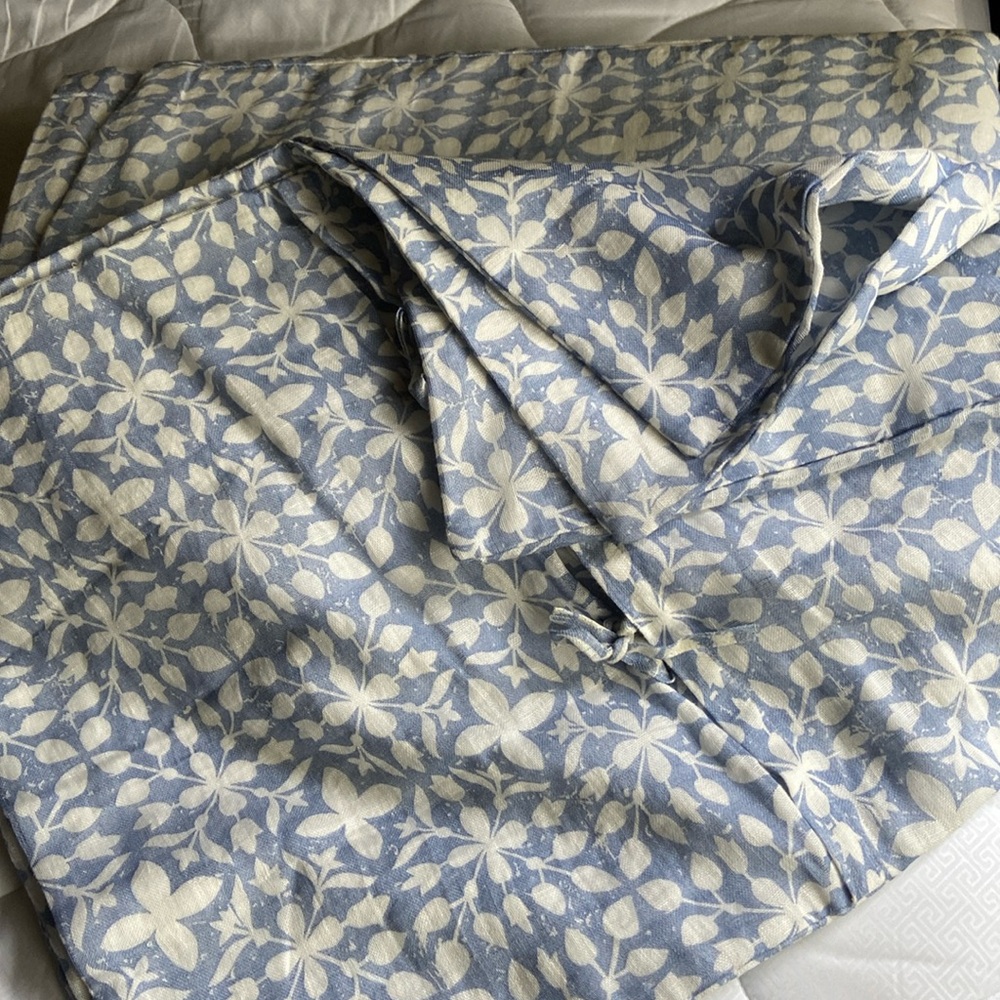 Pine Cone Hill Linen duvet-King and 3 Std shams. Basically new.
